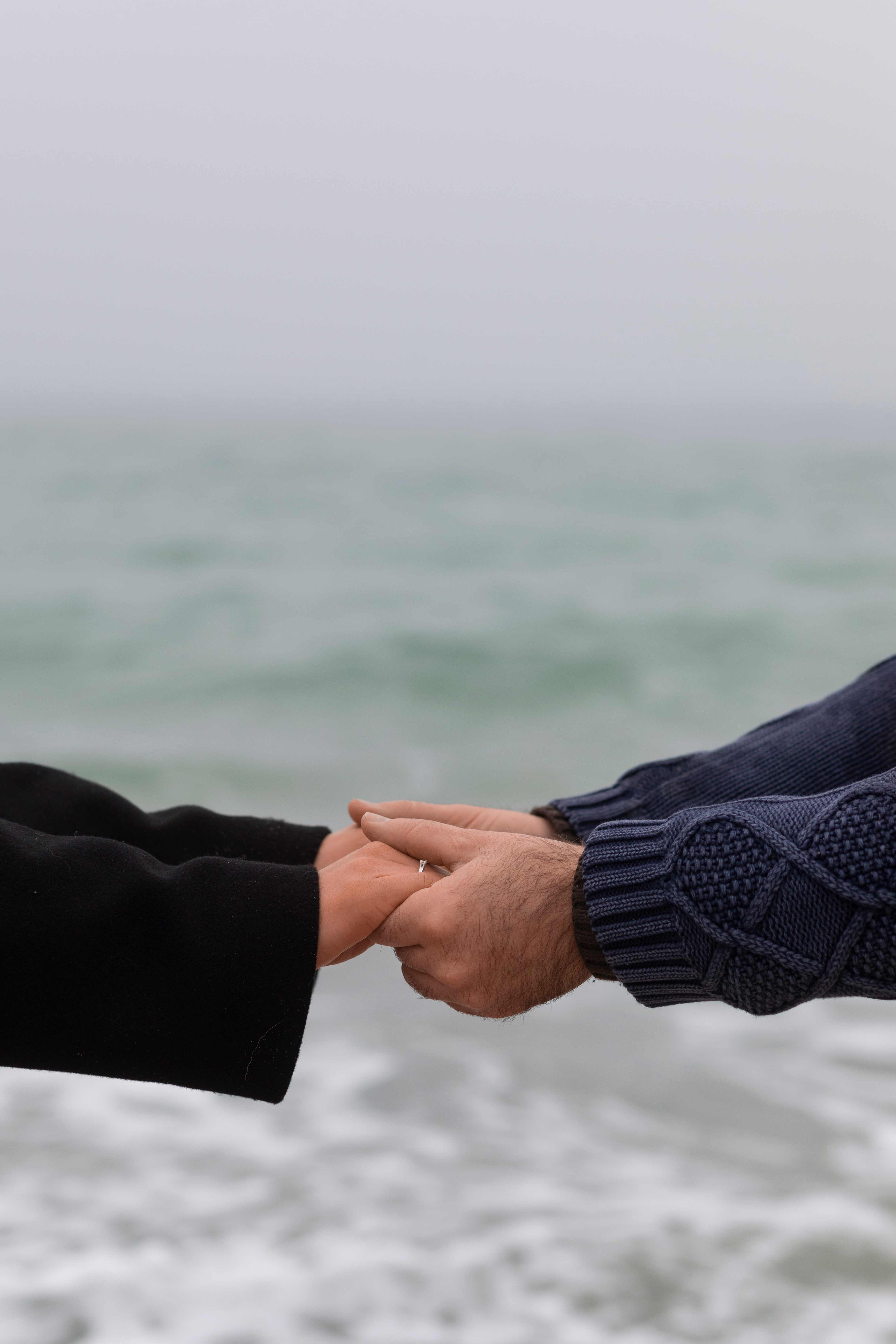 Mãos estendidas em gesto acolhedor